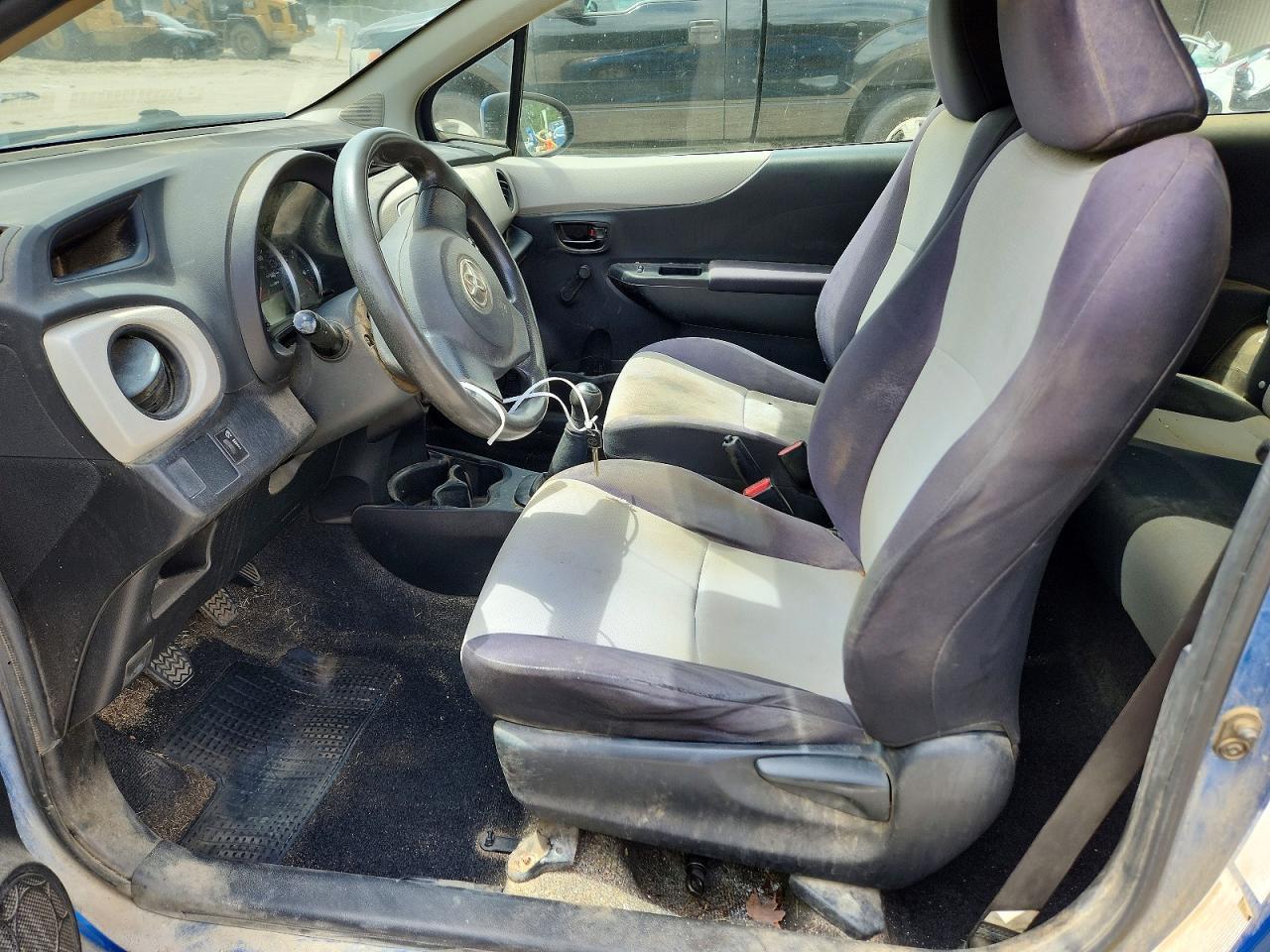 2013 Toyota Yaris 3-Door L - Фото 7