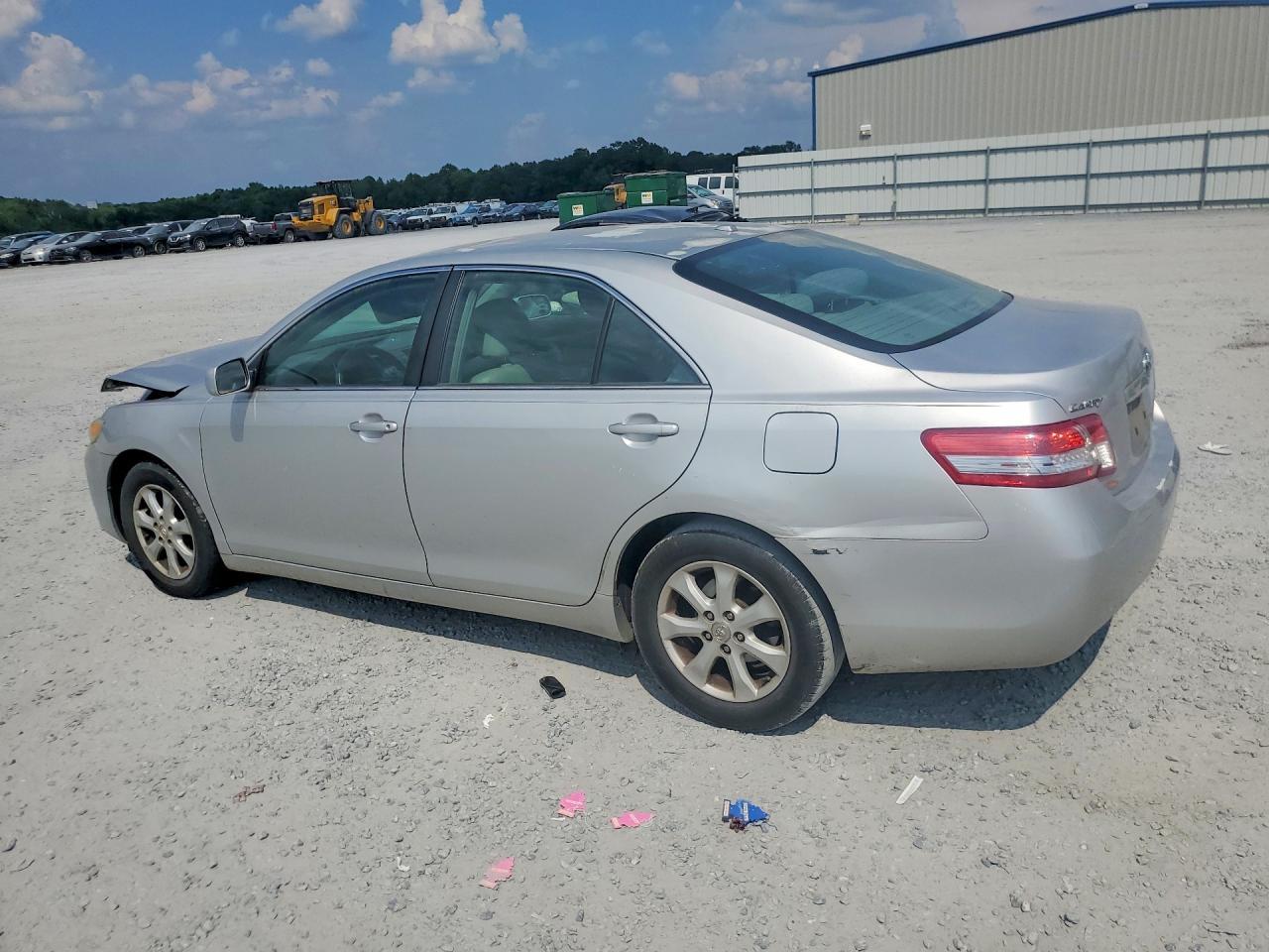 2011 Toyota Camry Le - Фото 2