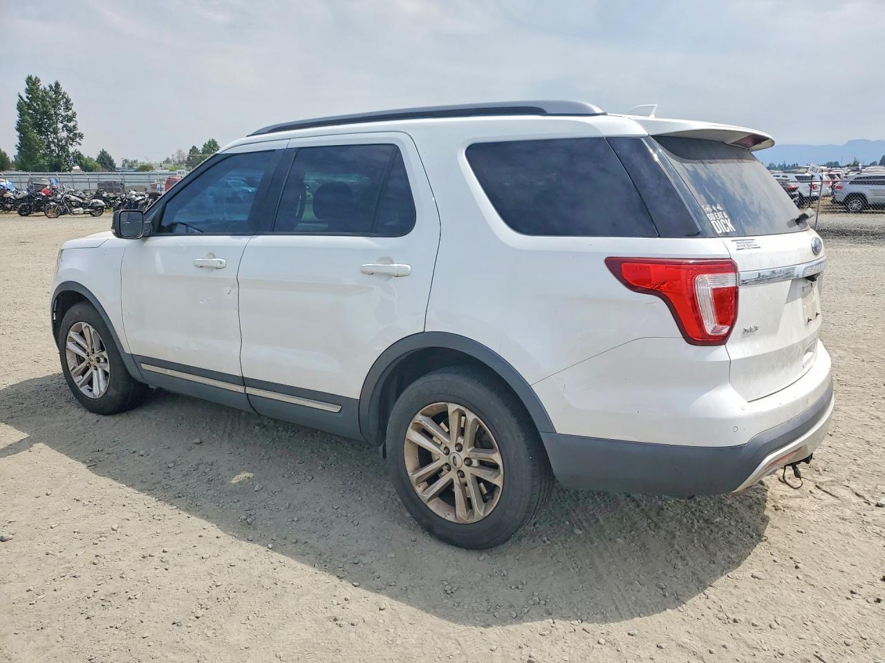 2016 Ford Explorer Xlt - Image 2