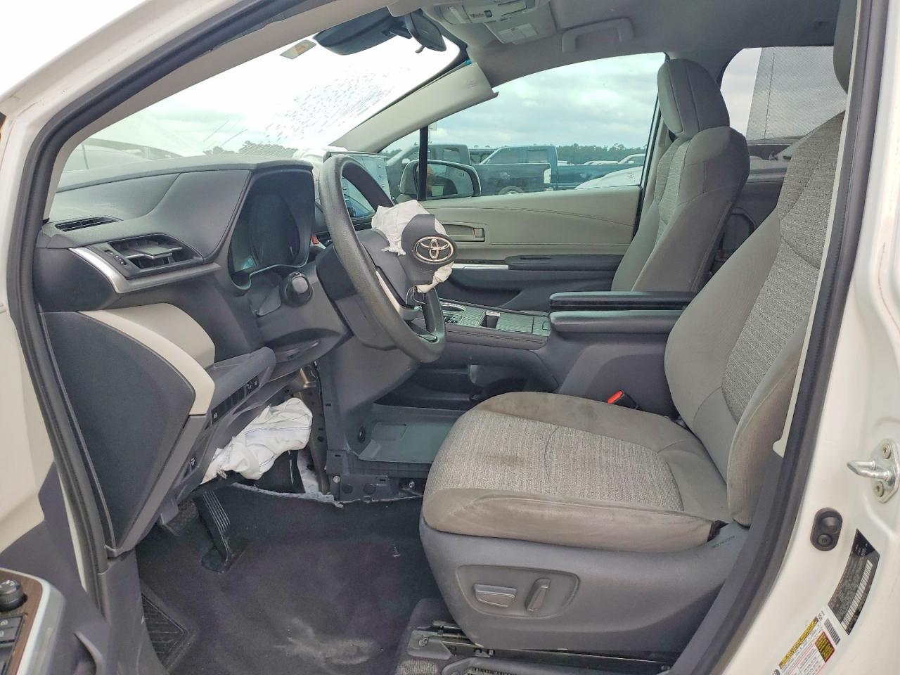 2021 Toyota Sienna Le - Image 7