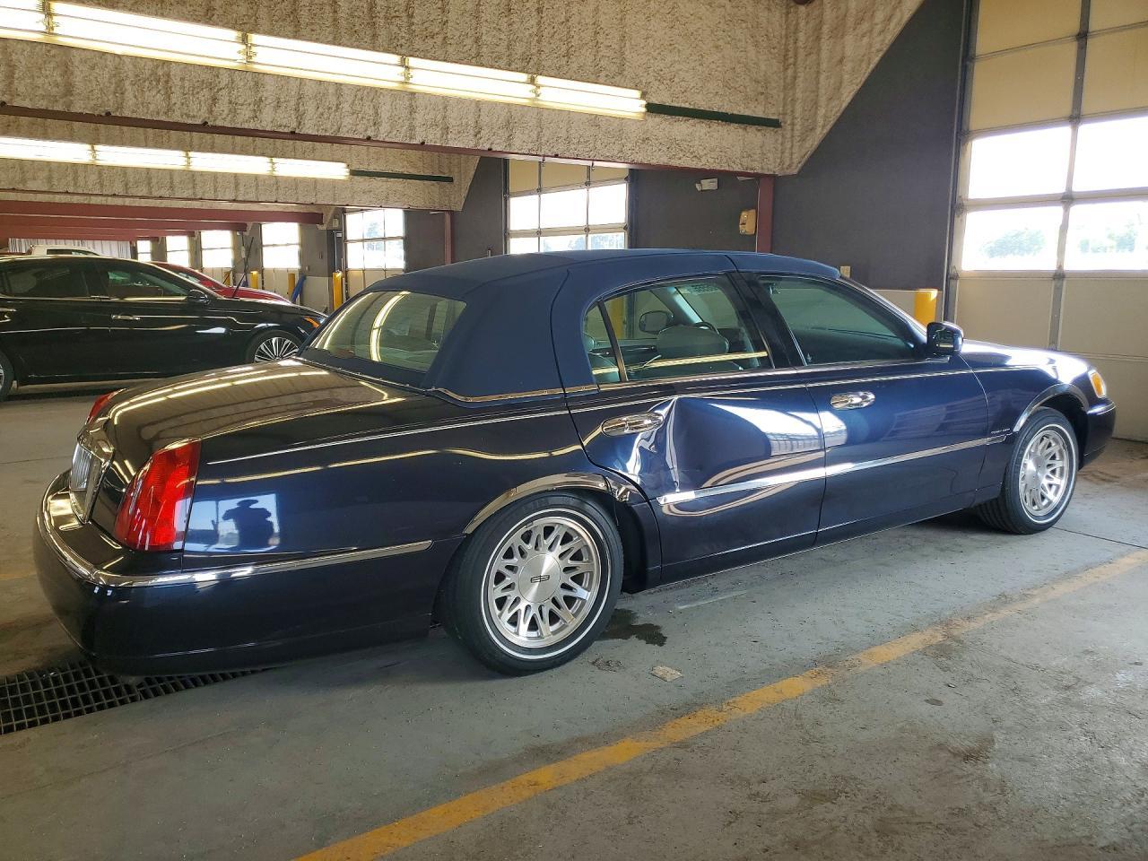 1999 Lincoln Town Car Signature - Image 3