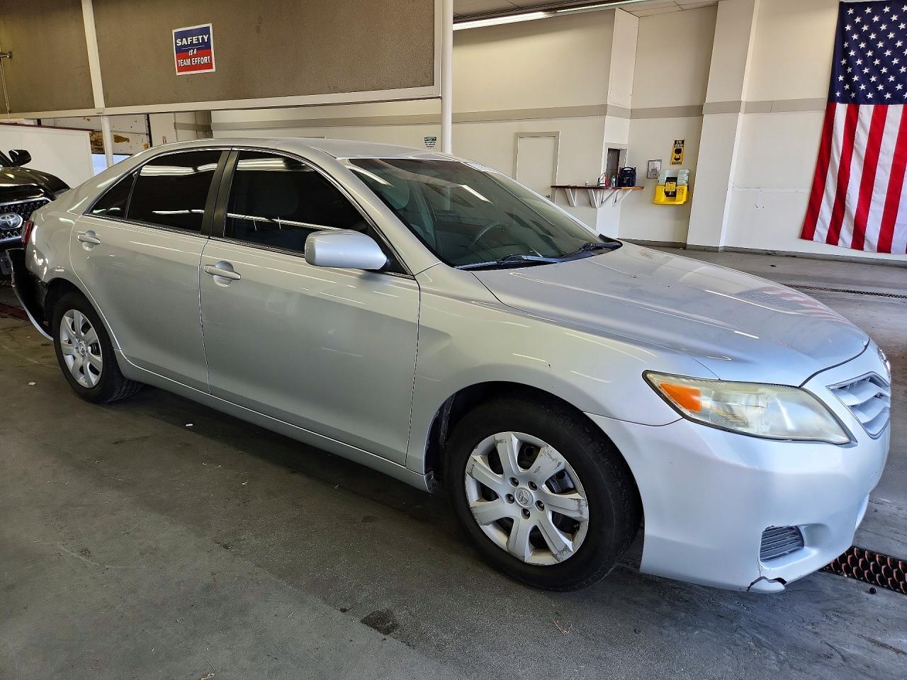 2011 Toyota Camry Le - Фото 4