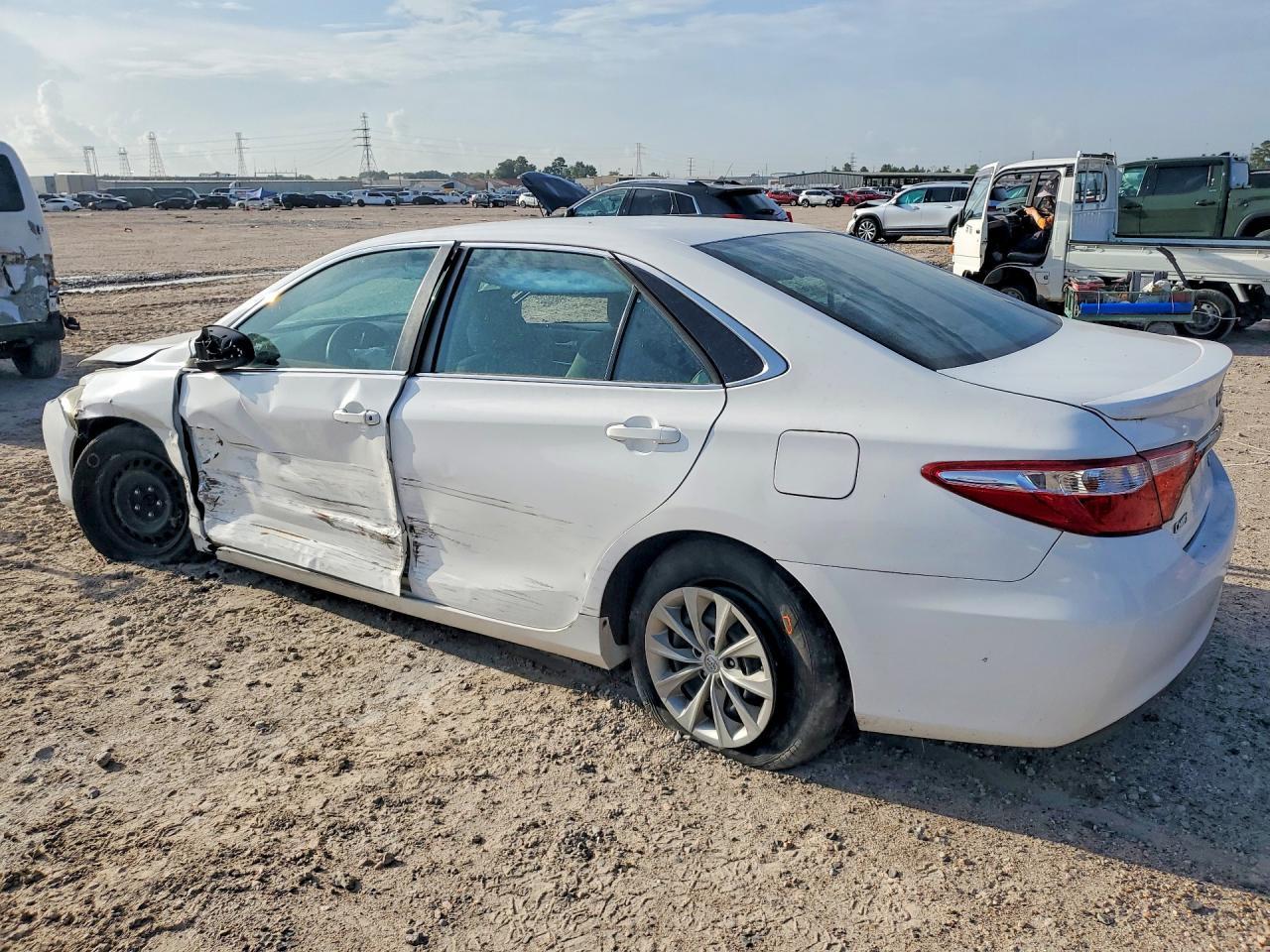 2016 Toyota Camry Le - Фото 2