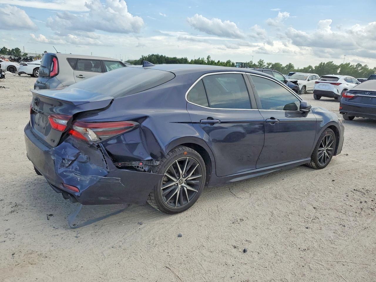 2022 Toyota Camry Se - Фото 3