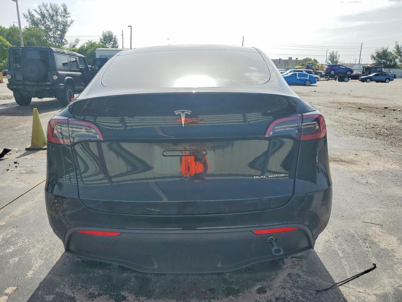 2025 Tesla Model Y - Фото 6