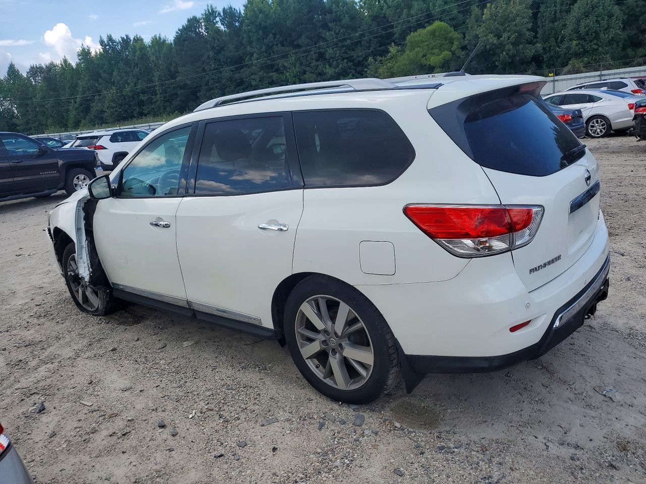 2015 Nissan Pathfinder S - Image 2