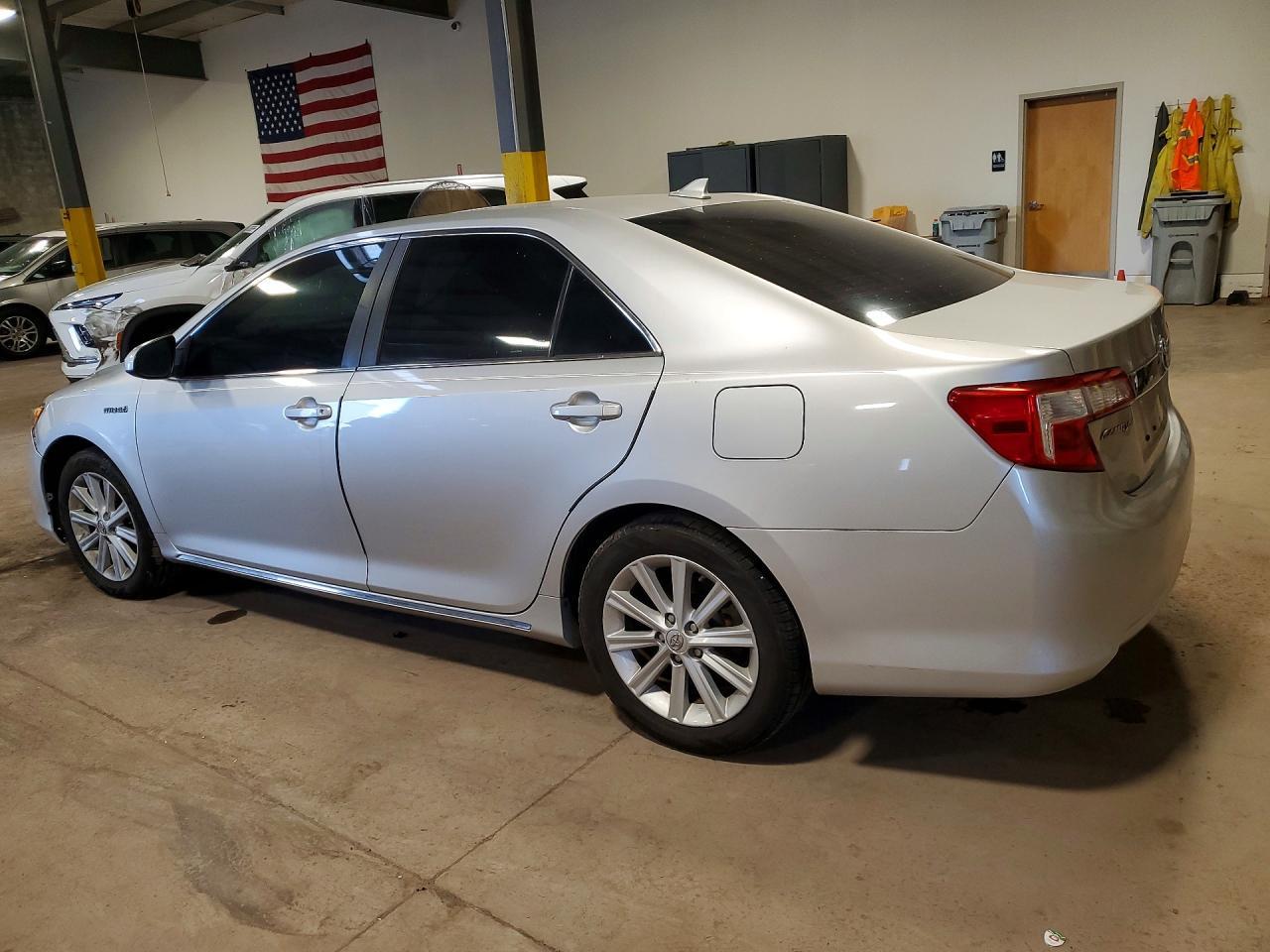 2013 Toyota Camry Hybrid Xle - Image 2