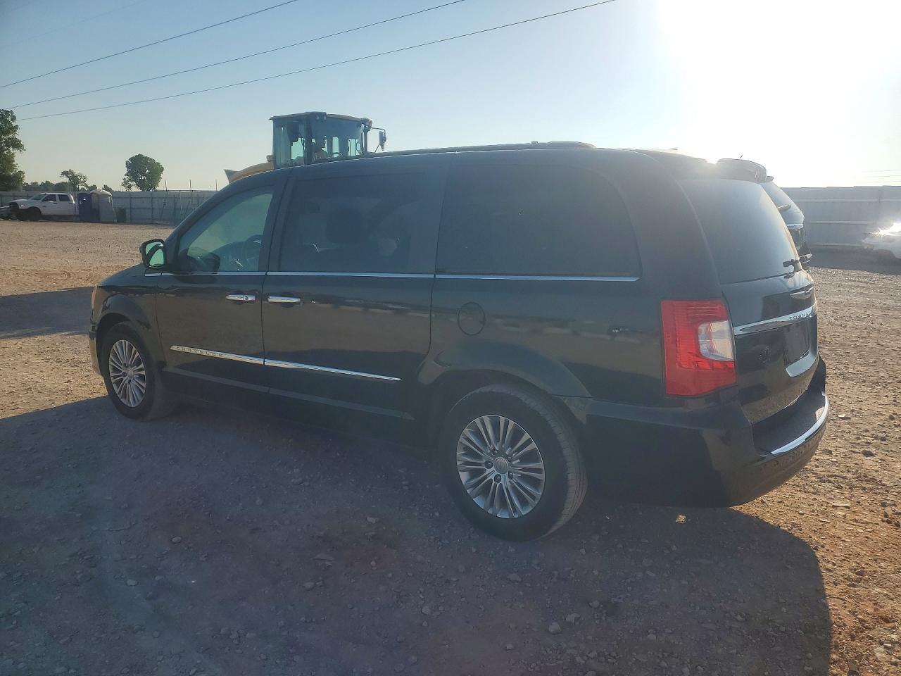 2015 Chrysler Town & Country Touring L - Фото 2