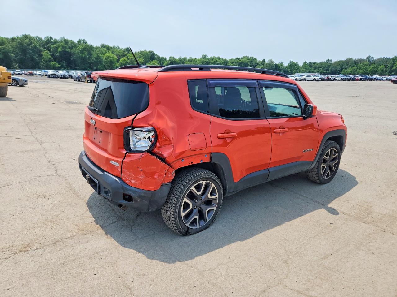 2016 Jeep Renegade Latitude - Image 3