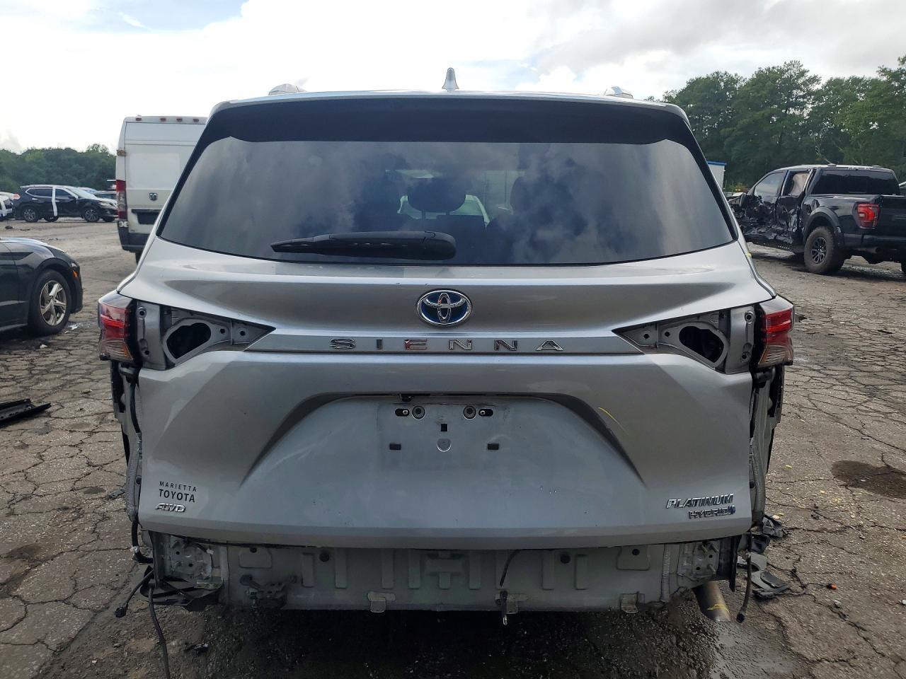 2023 Toyota Sienna Platinum 7-Passenger - Image 6