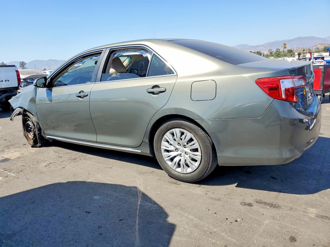 2014 Toyota Camry Le - Фото 2
