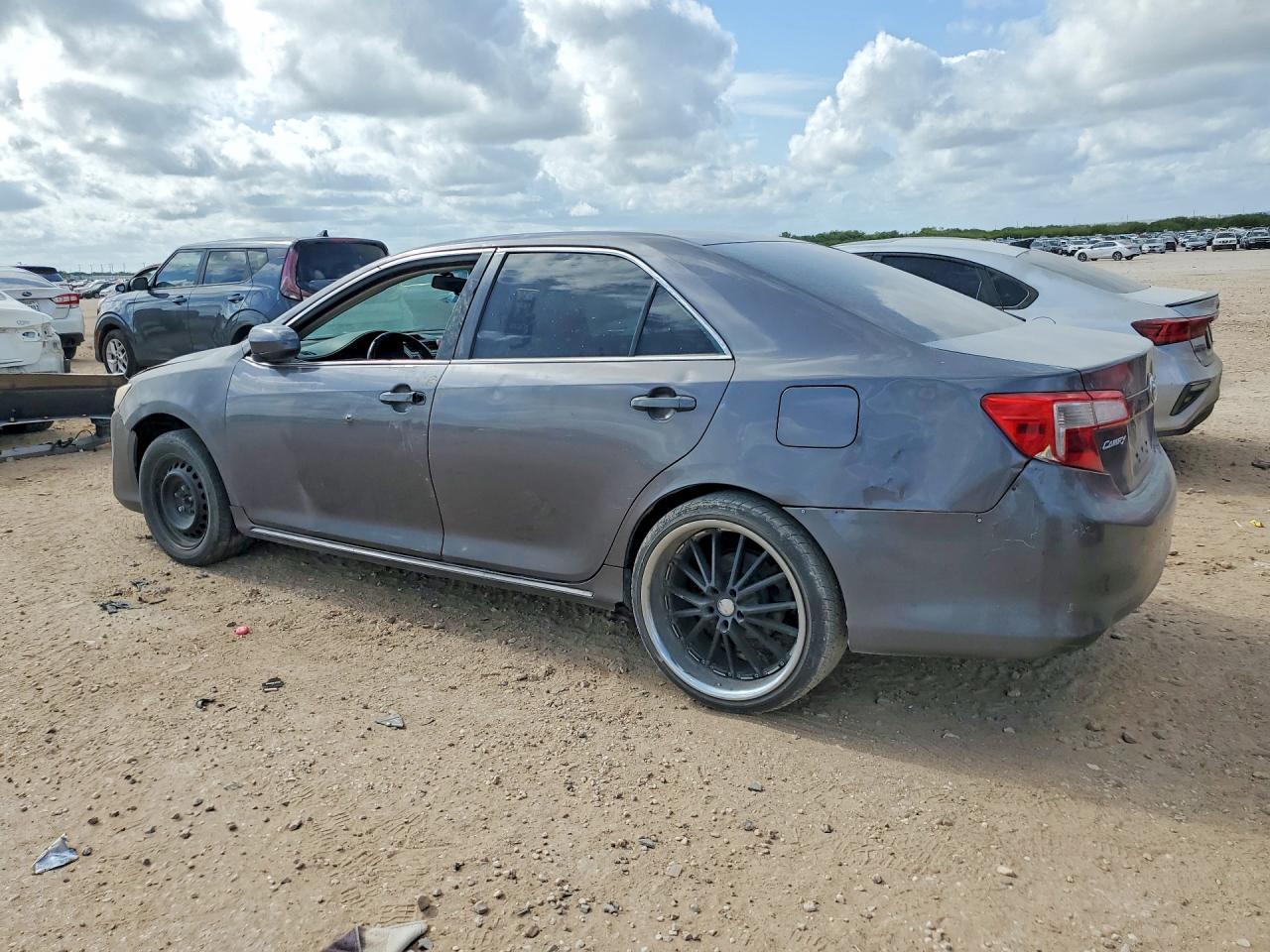 2014 Toyota Camry Le - Фото 2