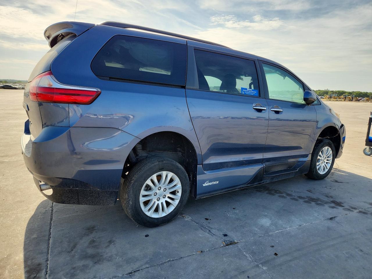 2017 Toyota Sienna Xle 8-Passenger - Image 3
