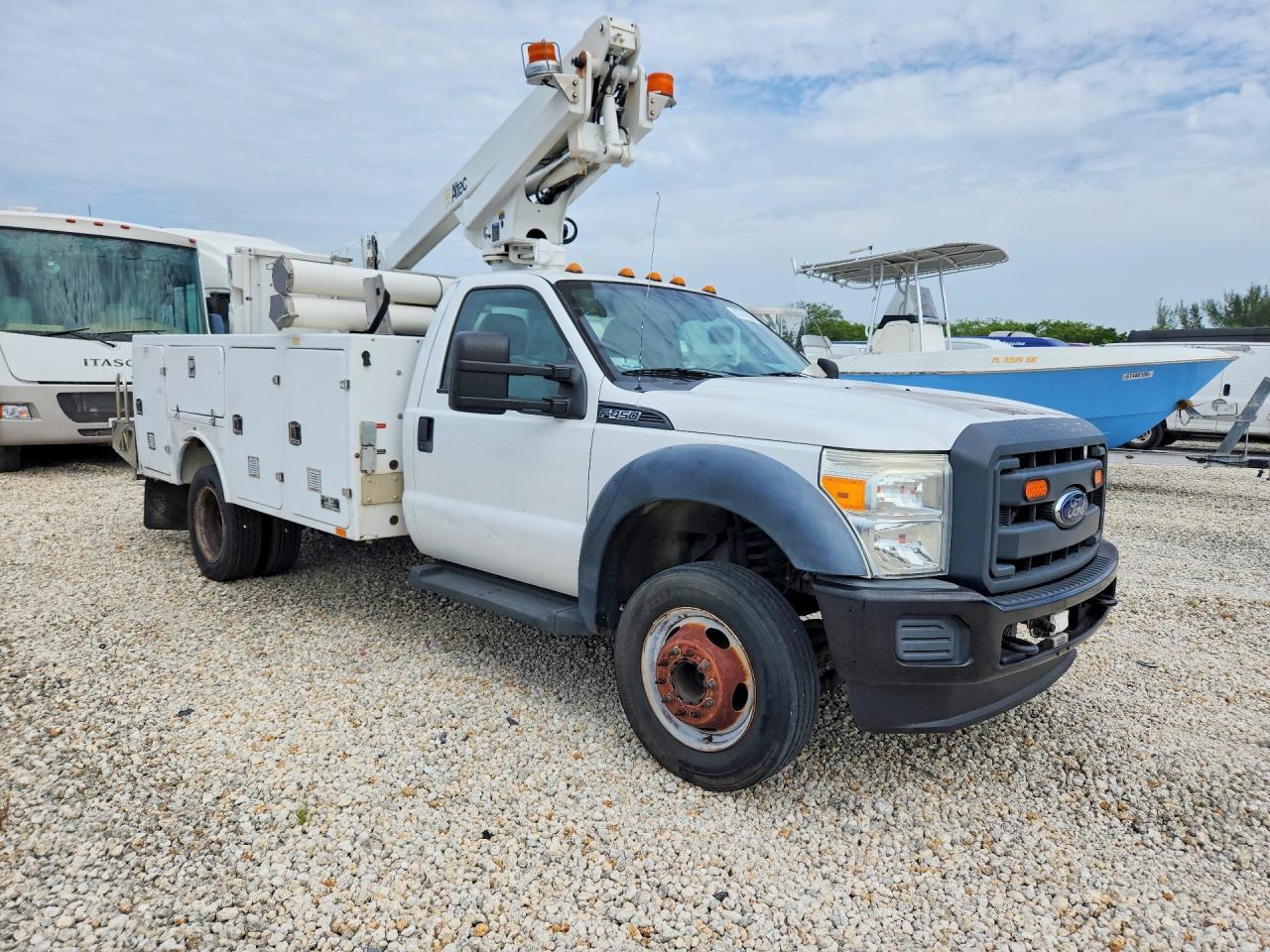 2015 Ford F450 Super Duty Bucket Truck - Image 4