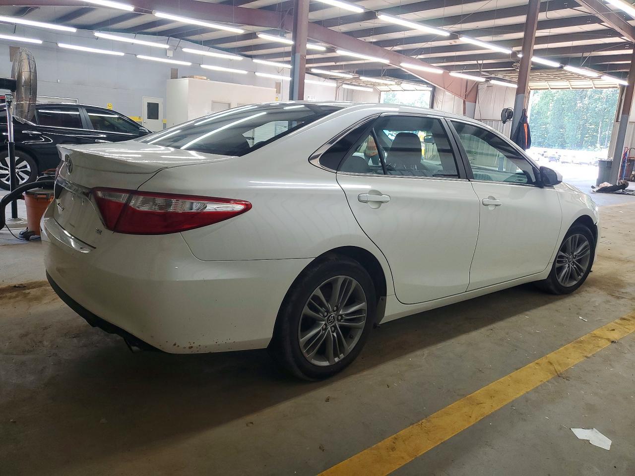 2015 Toyota Camry Se - Фото 3