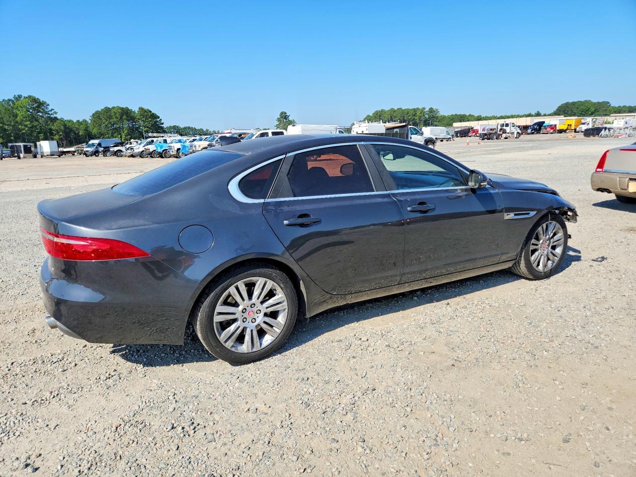 2016 Jaguar Xf Premium - Image 3