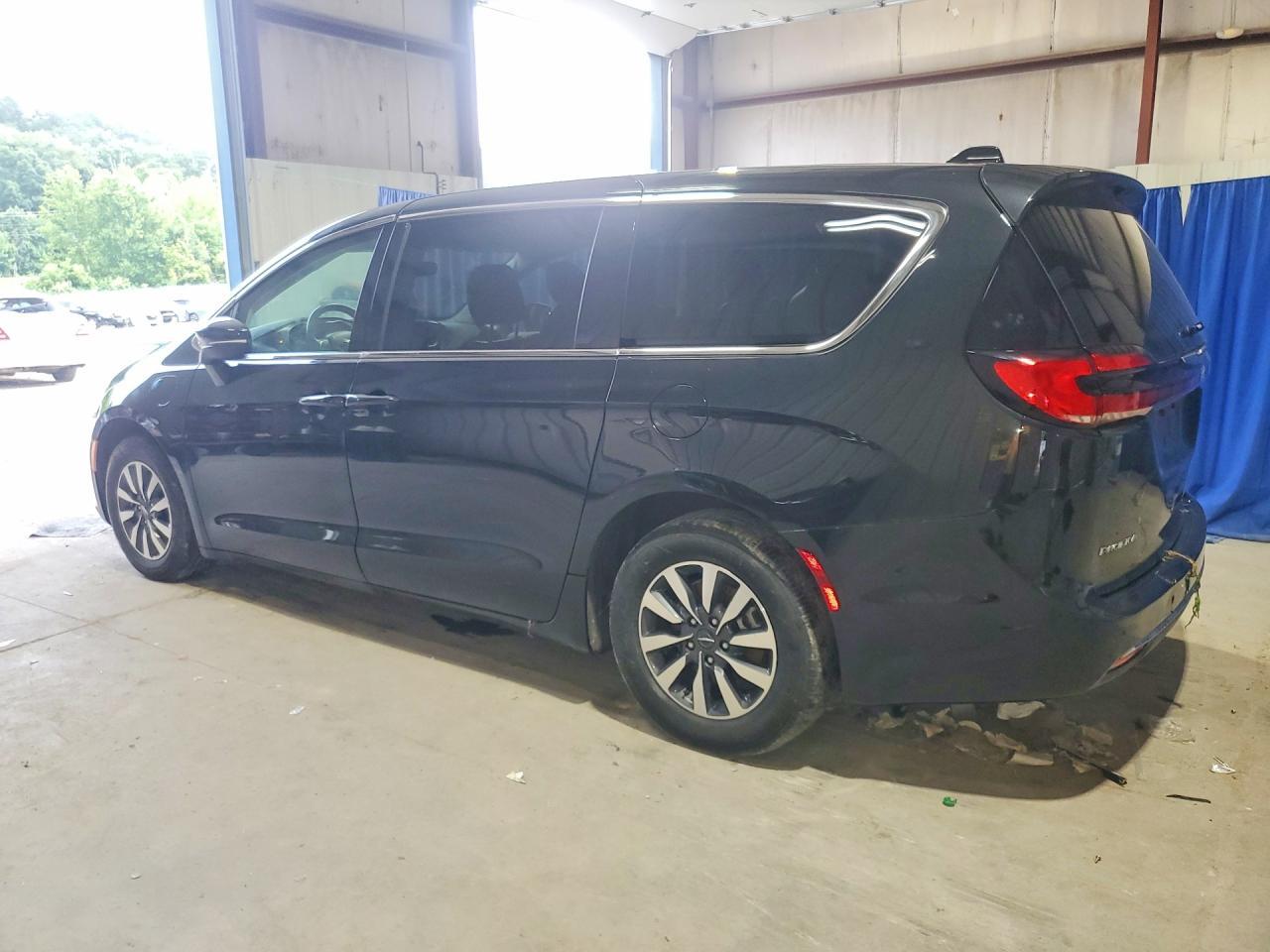 2023 Chrysler Pacifica Hybrid Touring L - Image 2