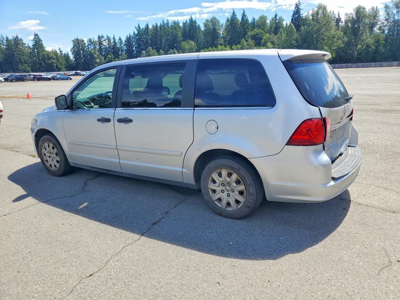 2011 Volkswagen Routan S - Image 2