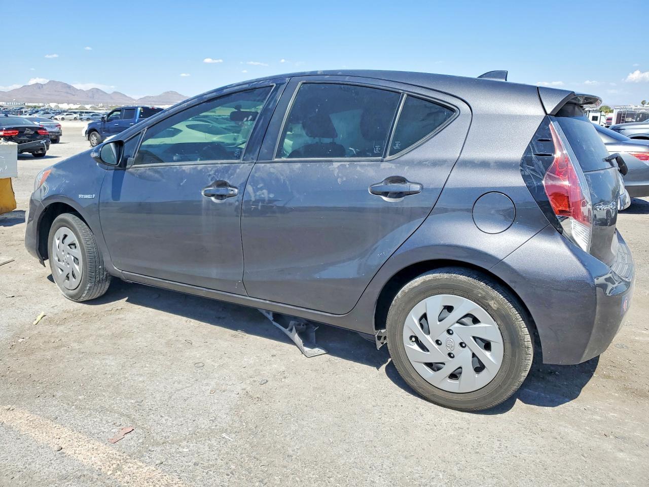 2016 Toyota Prius C Two - Фото 2