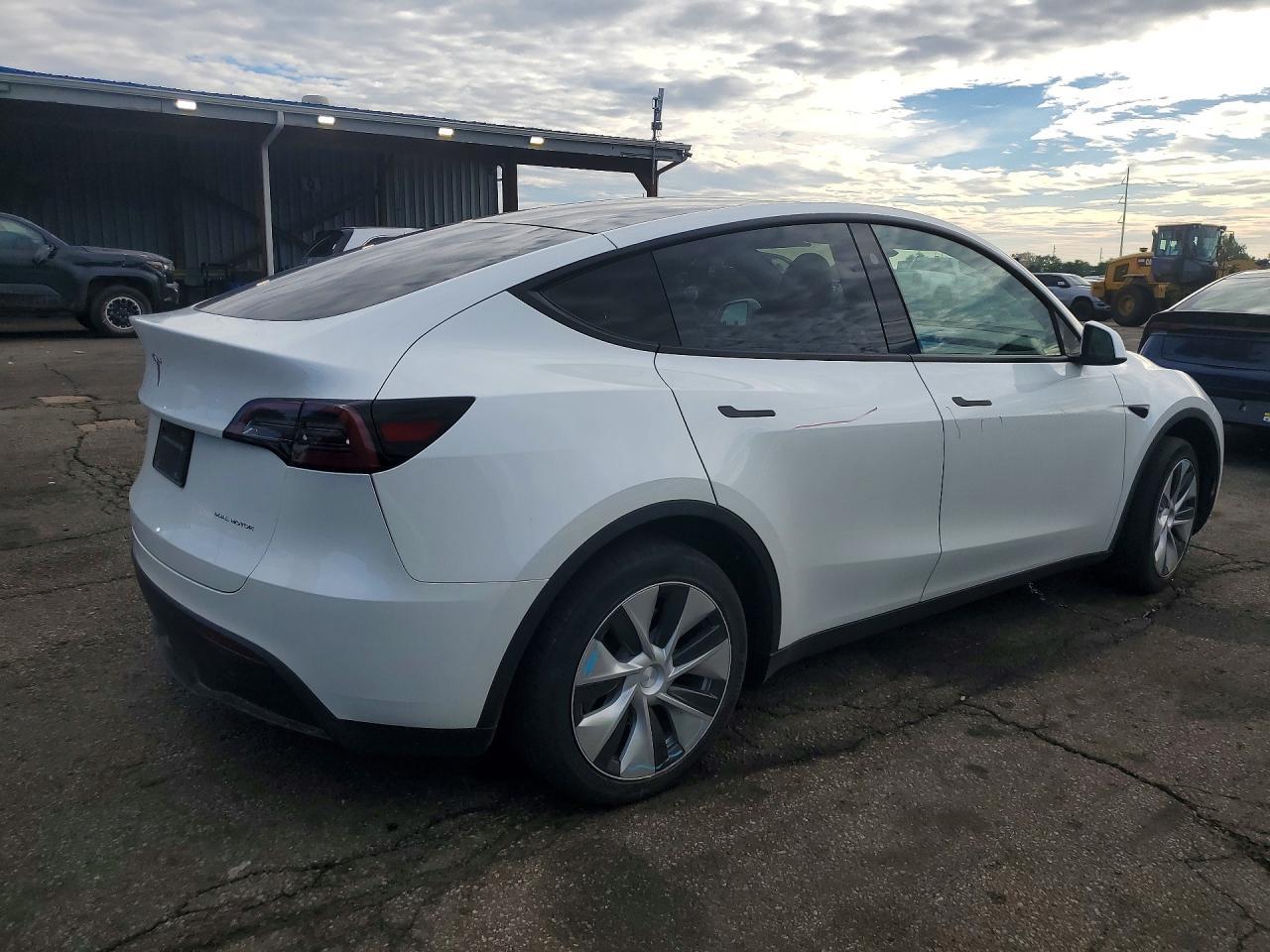 2023 Tesla Model Y - Фото 3