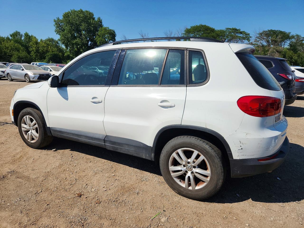 2017 Volkswagen Tiguan S - Фото 2