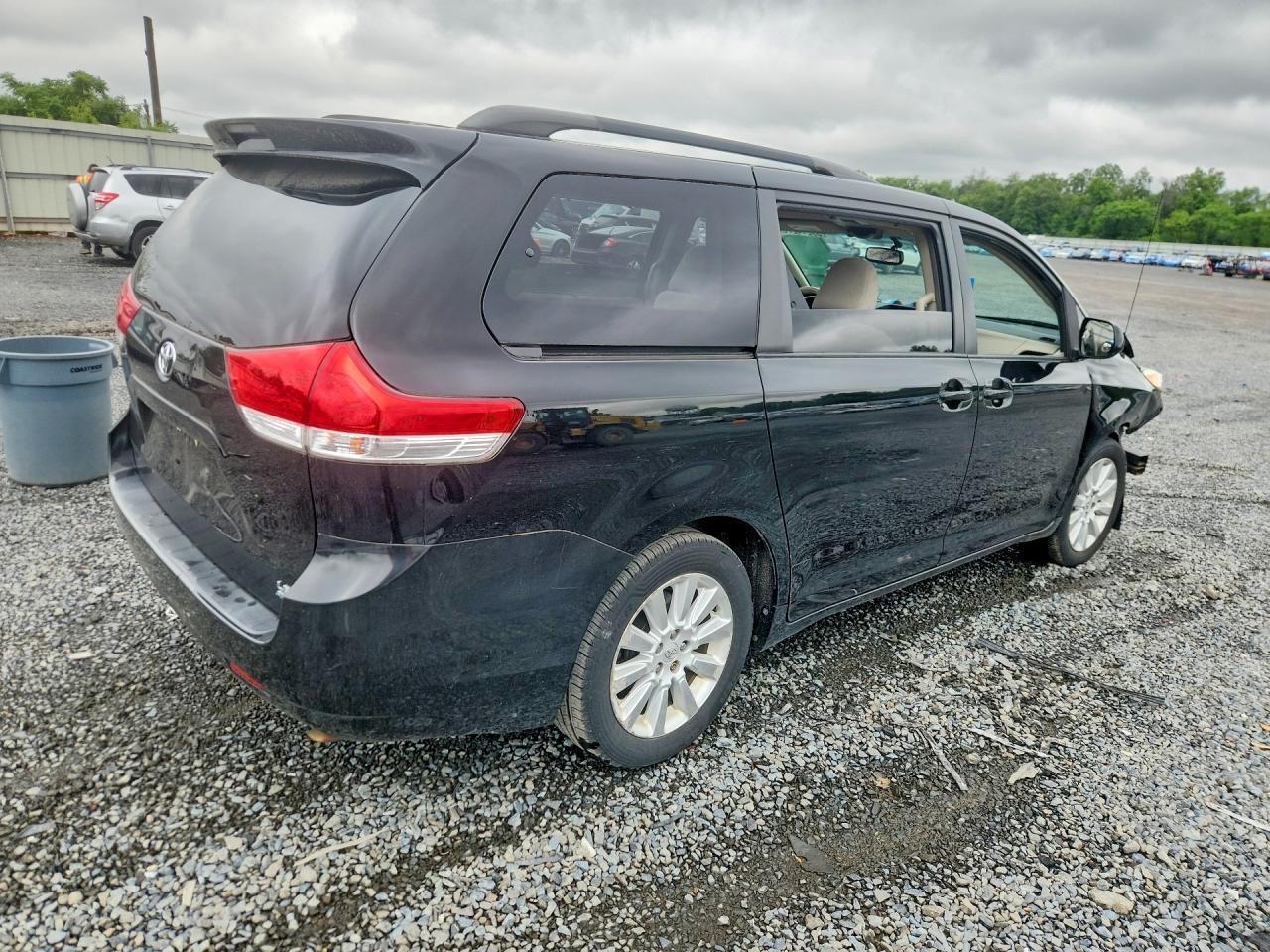 2012 Toyota Sienna Le - Фото 3