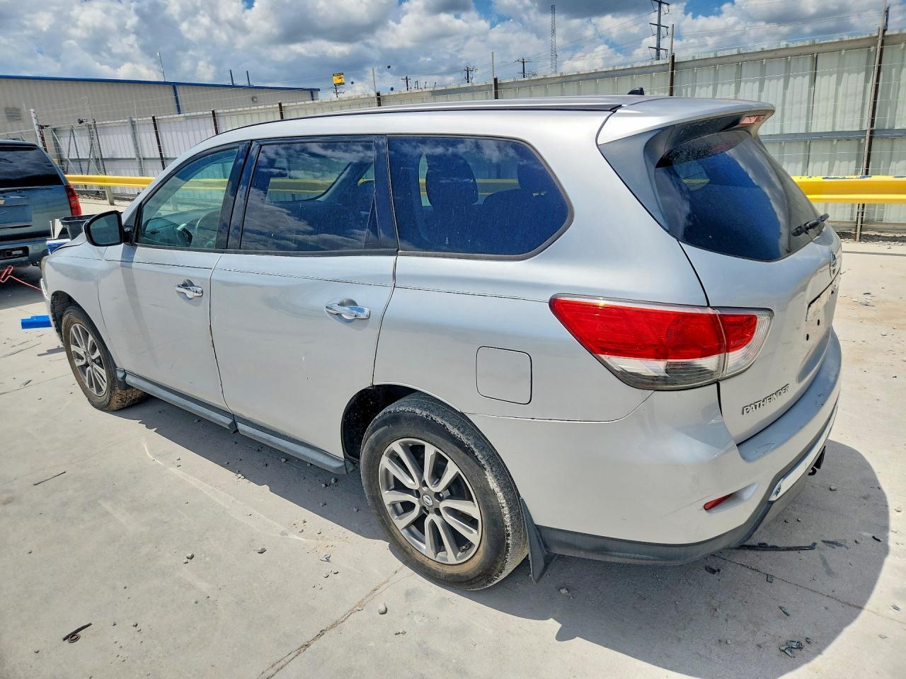 2014 Nissan Pathfinder S - Image 2