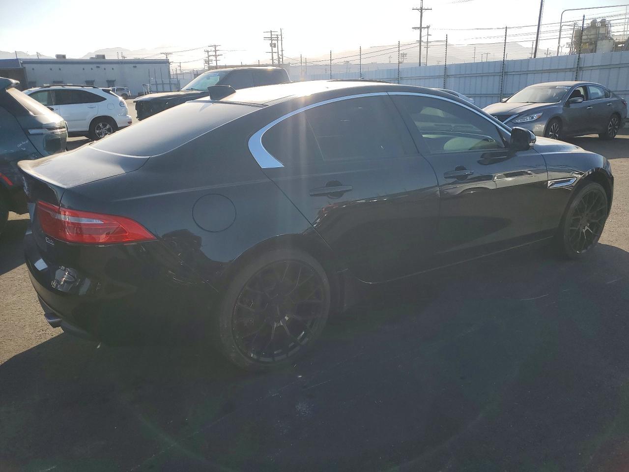 2017 Jaguar Xe Premium - Фото 3