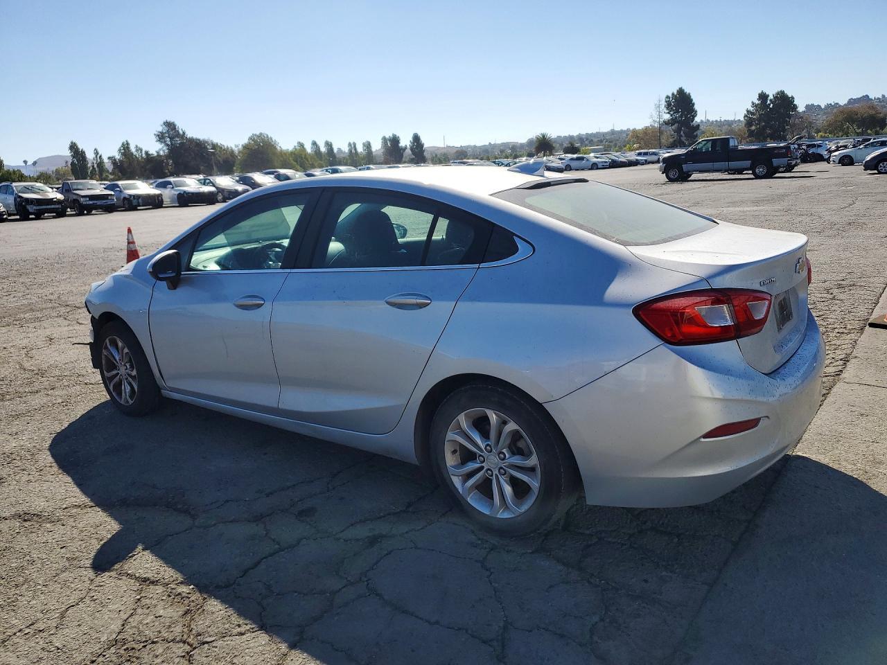 2019 Chevrolet Cruze Lt - Image 2