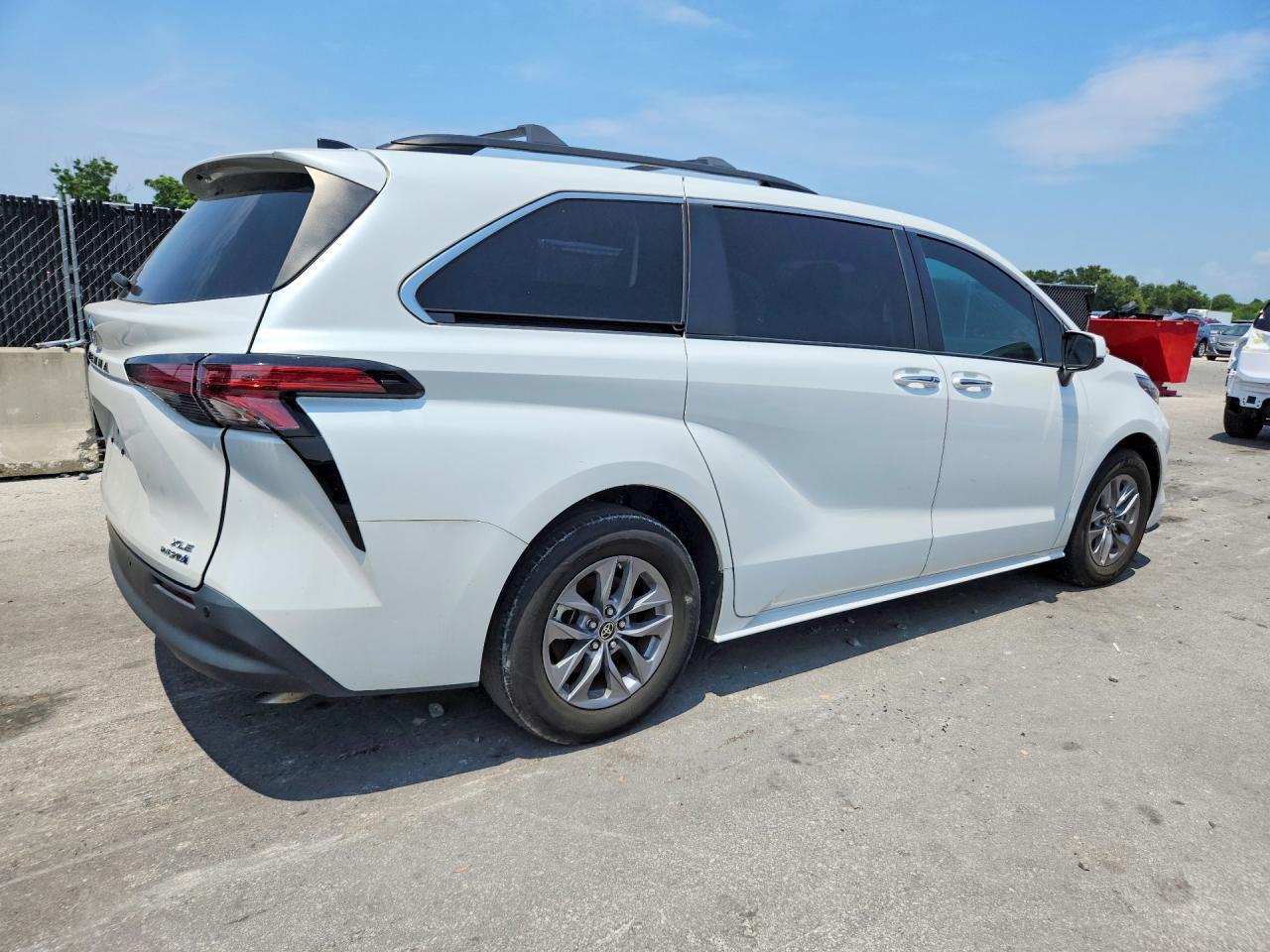 2022 Toyota Sienna Xle - Фото 3
