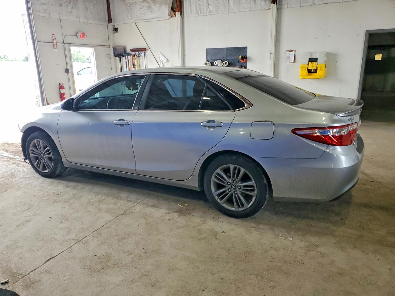 2016 Toyota Camry Se - Фото 2