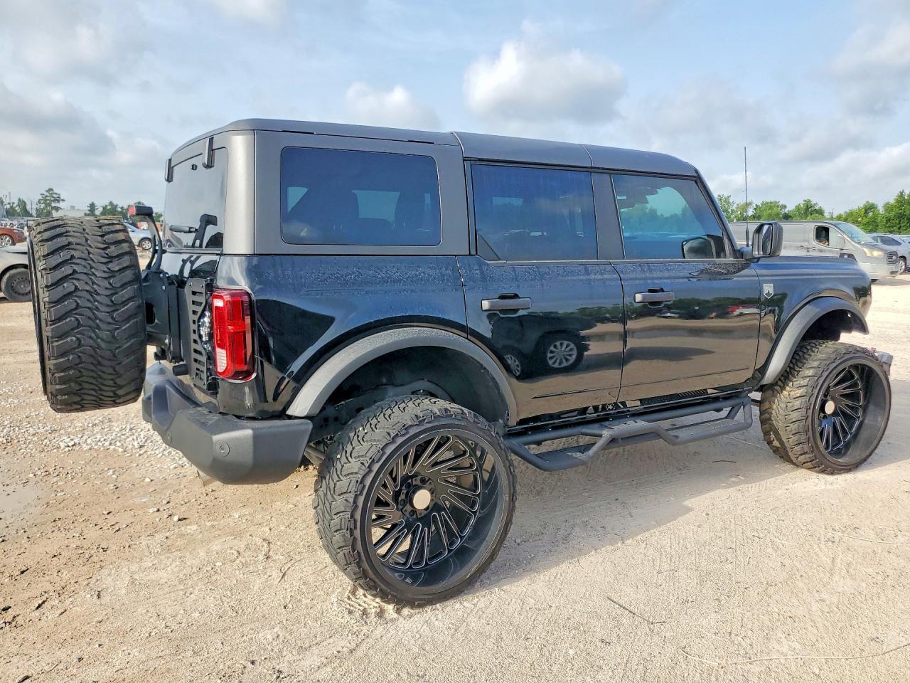 2025 Ford Bronco Big Bend - Image 3