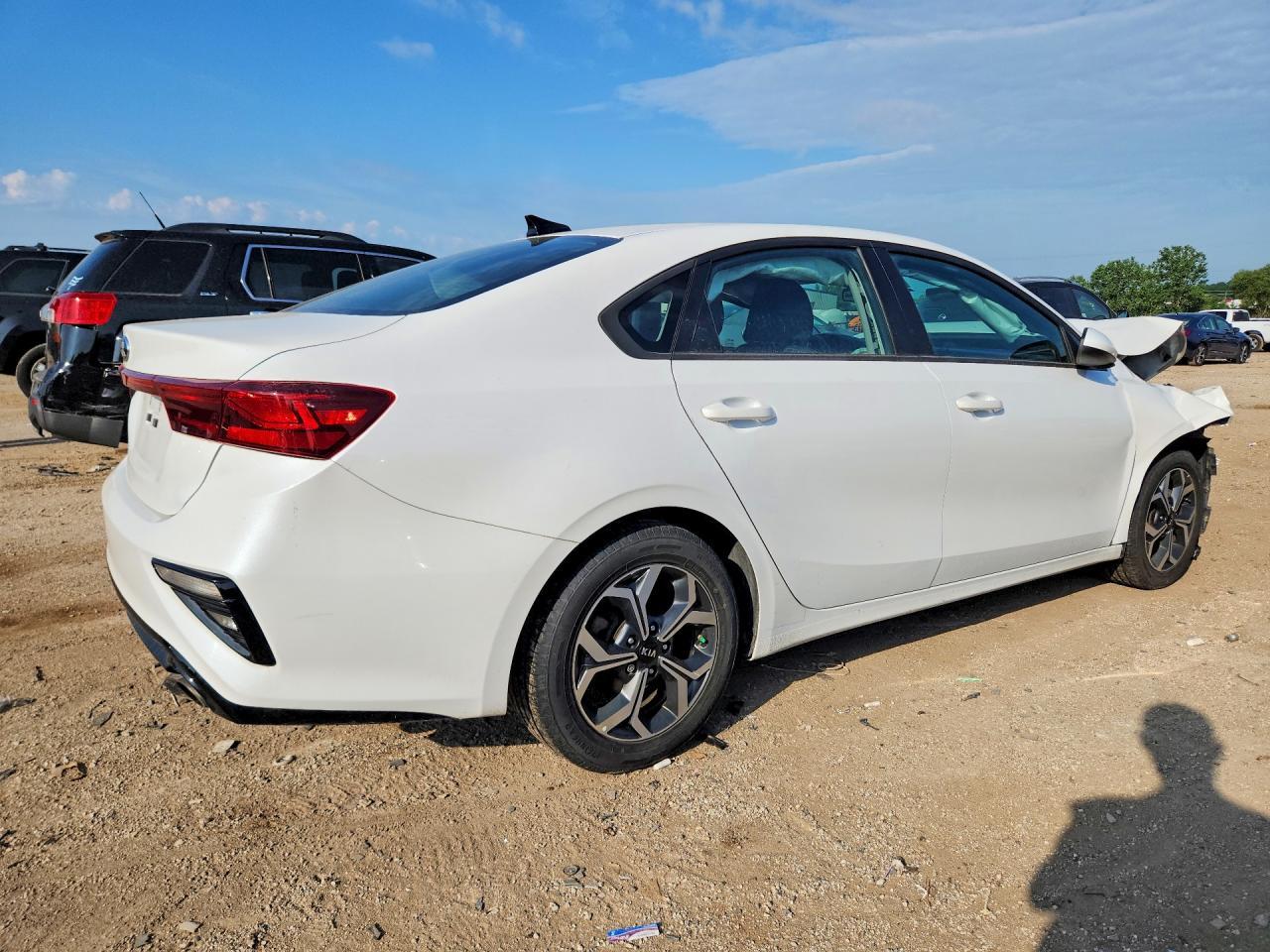 2021 Kia Forte Lxs - Фото 3