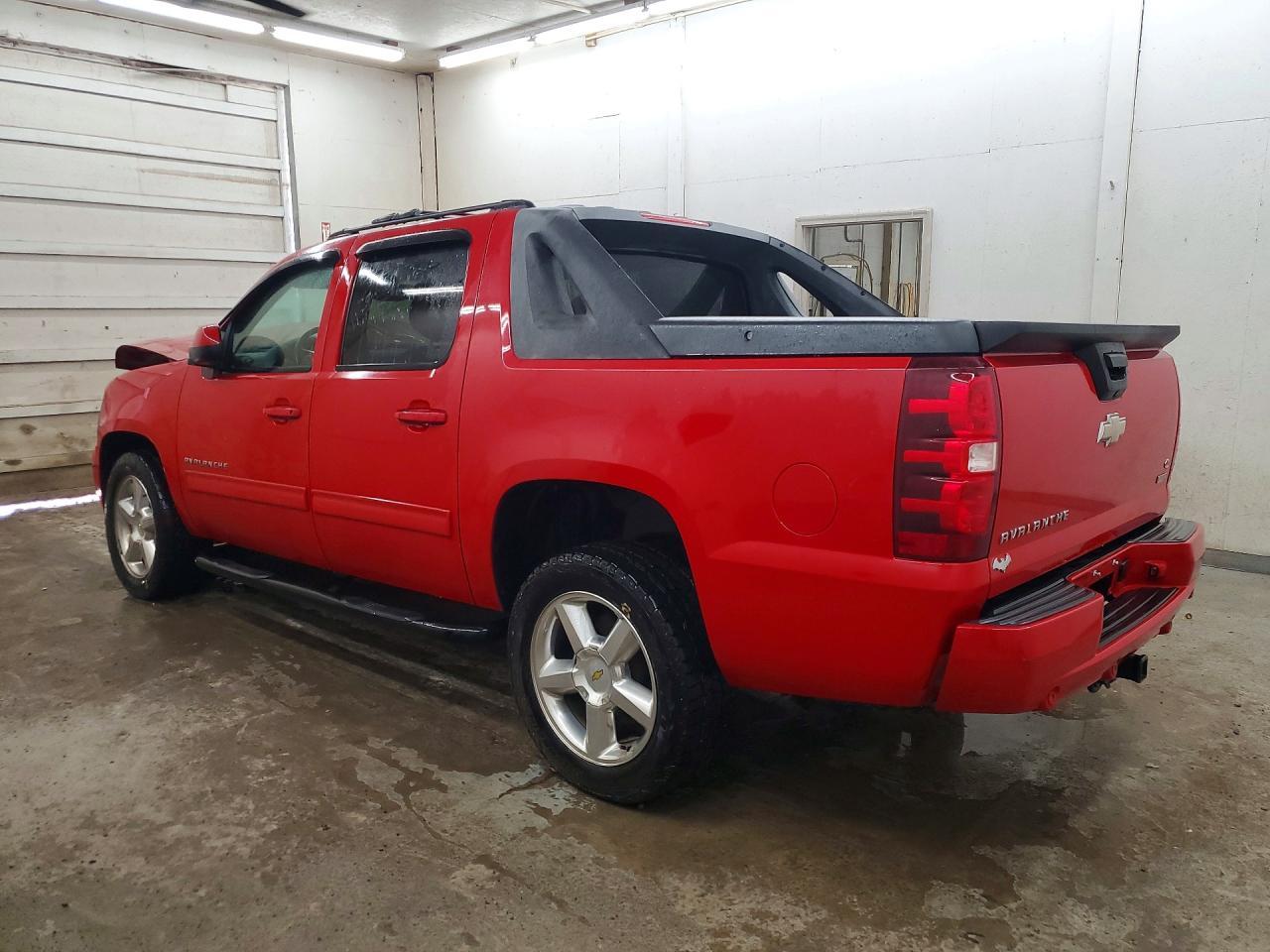2011 Chevrolet Avalanche Lt - Image 2