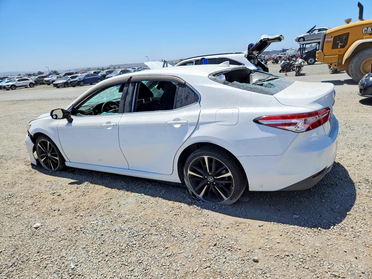 2019 Toyota Camry Le - Фото 2