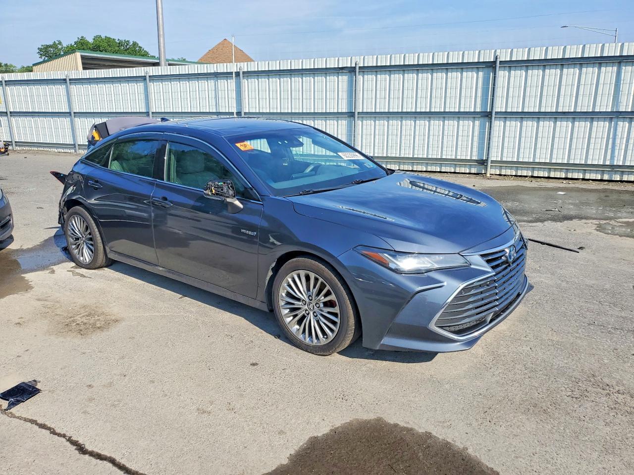 2019 Toyota Avalon Hybrid Limited - Image 4