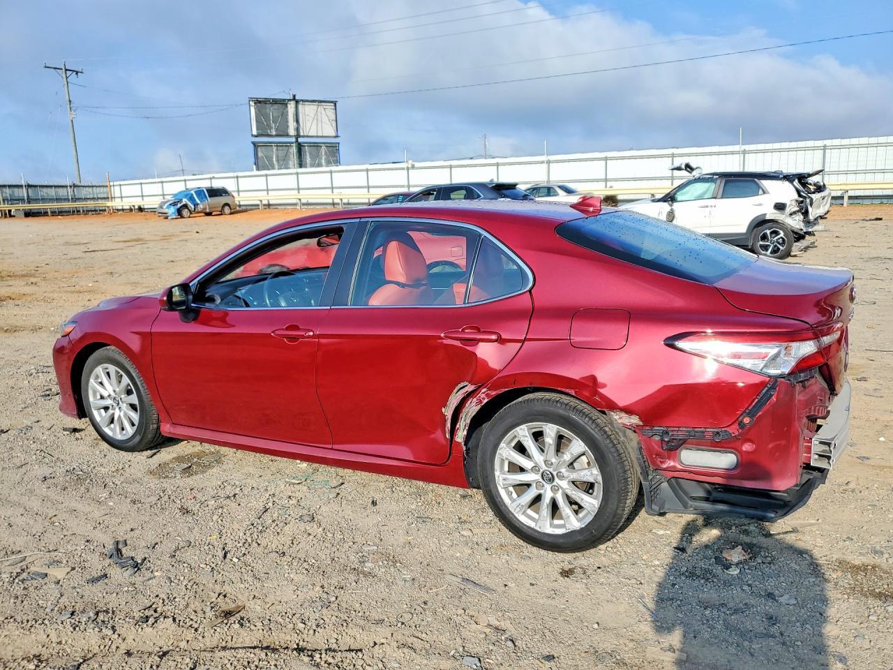 2019 Toyota Camry Le - Фото 2