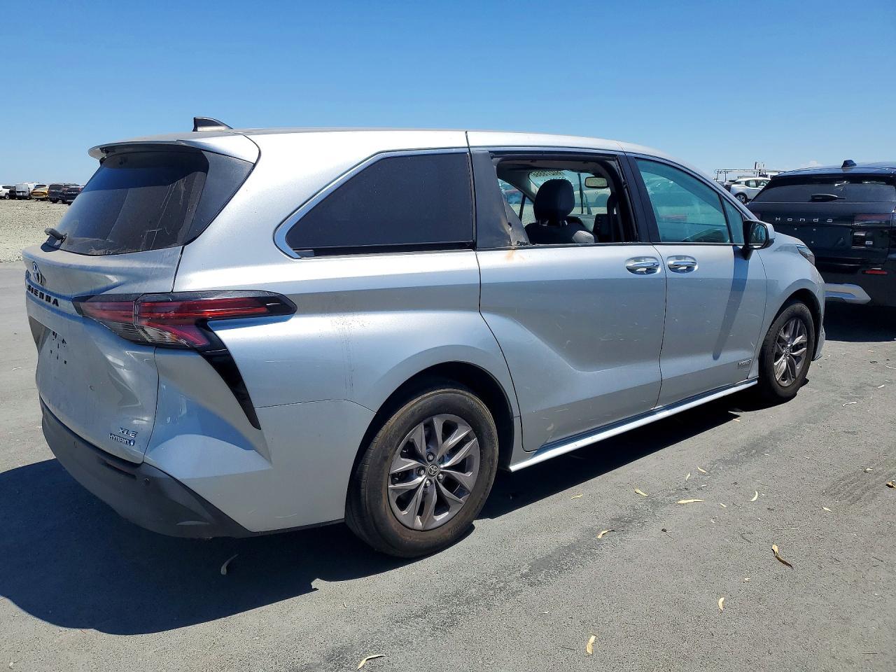 2021 Toyota Sienna Xle - Фото 3