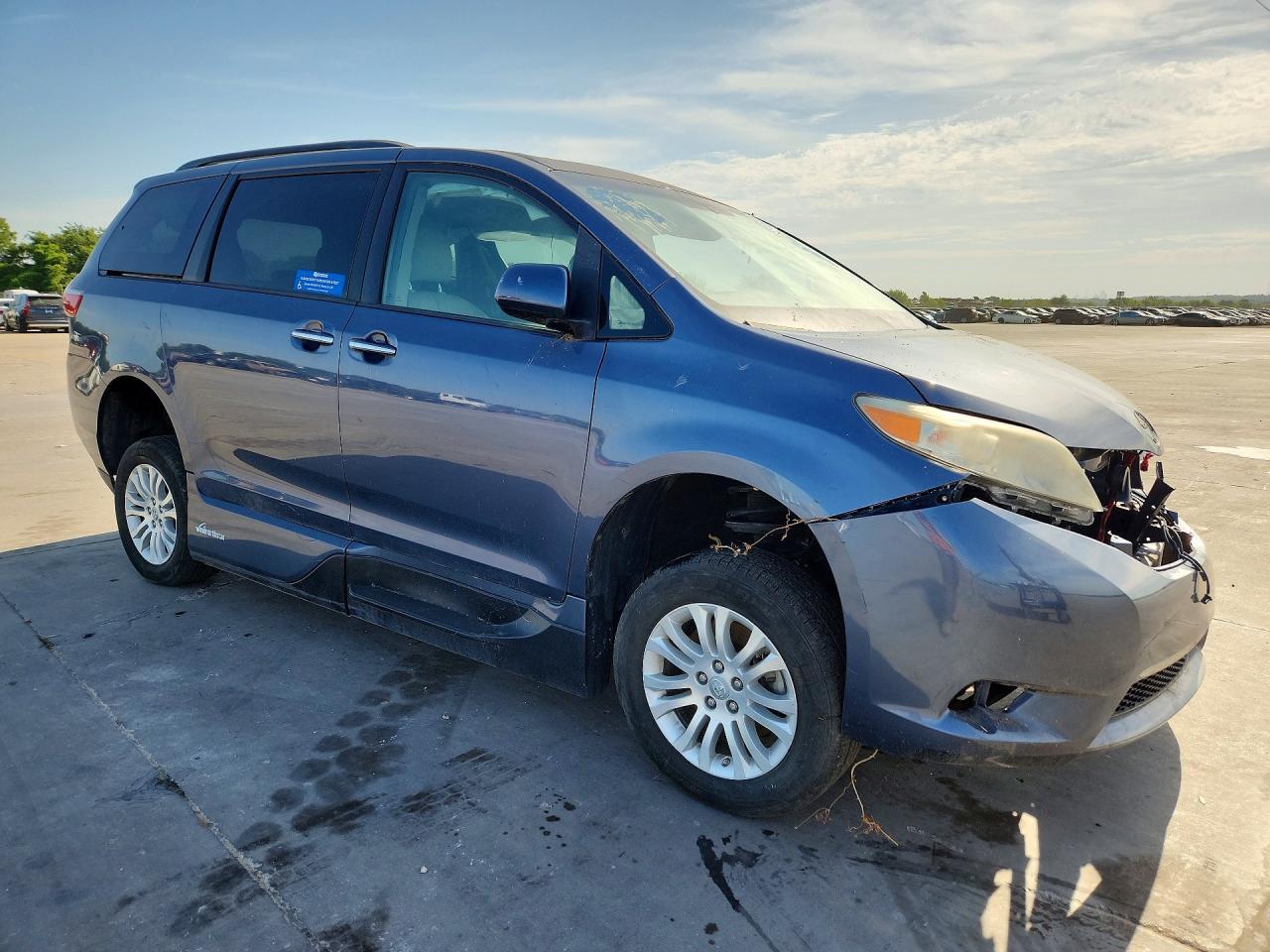 2017 Toyota Sienna Xle 8-Passenger - Image 4