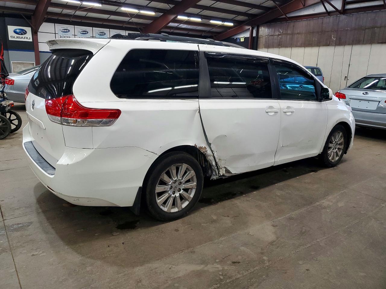 2011 Toyota Sienna Xle 7-Passenger - Фото 3