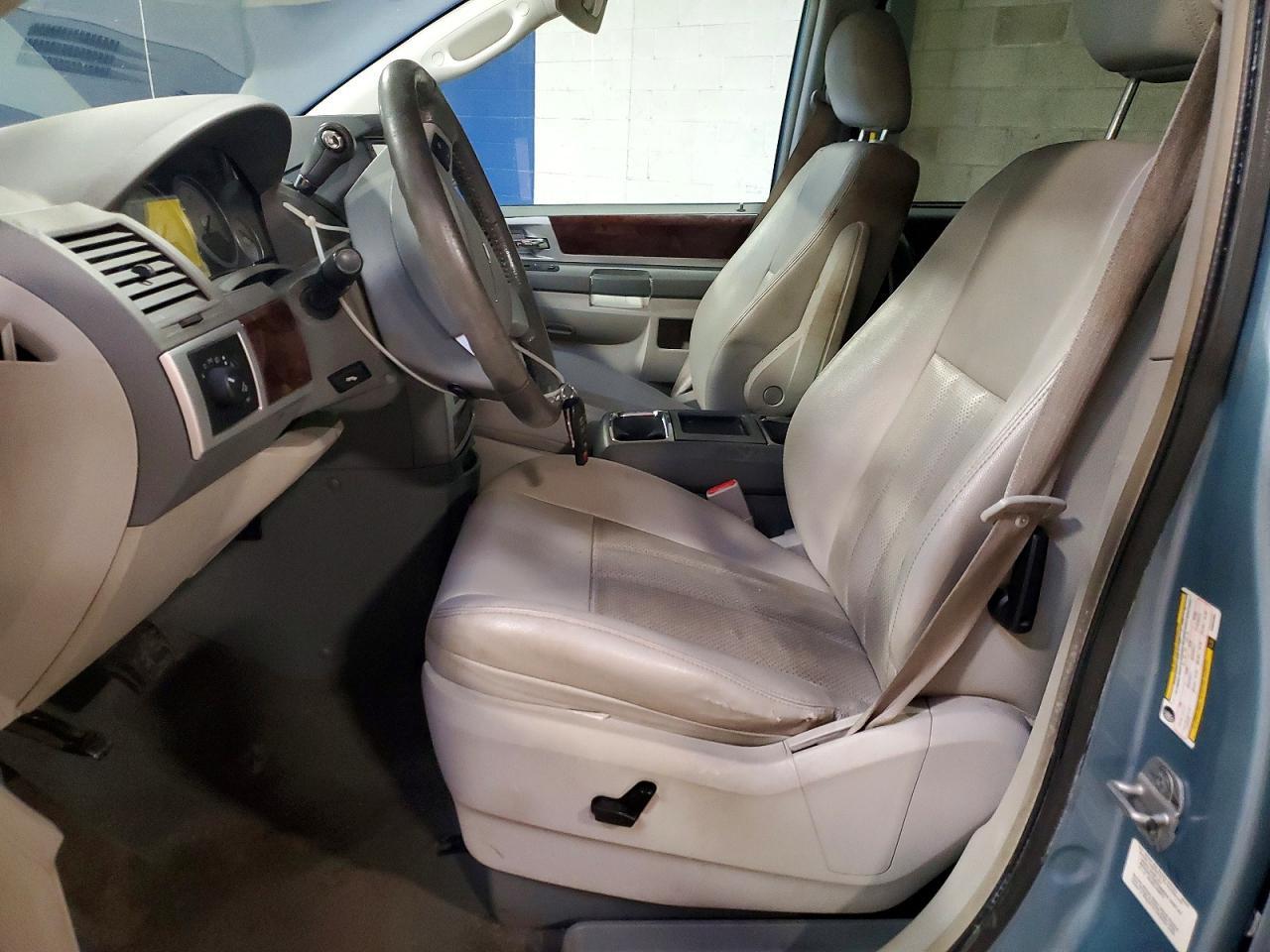 2009 Chrysler Town & Country Touring - Image 7