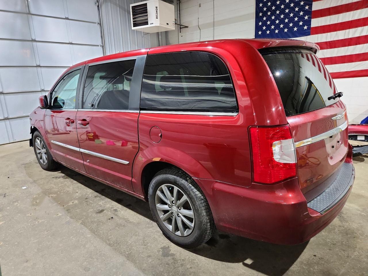2015 Chrysler Town & Country S - Фото 2