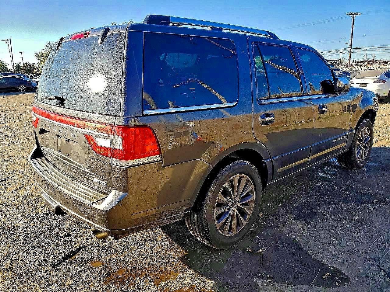 2015 Lincoln Navigator - Image 3