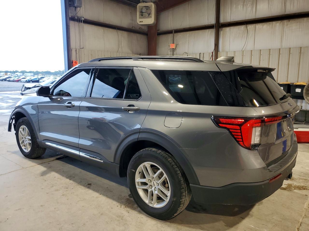 2025 Ford Explorer Active - Image 2