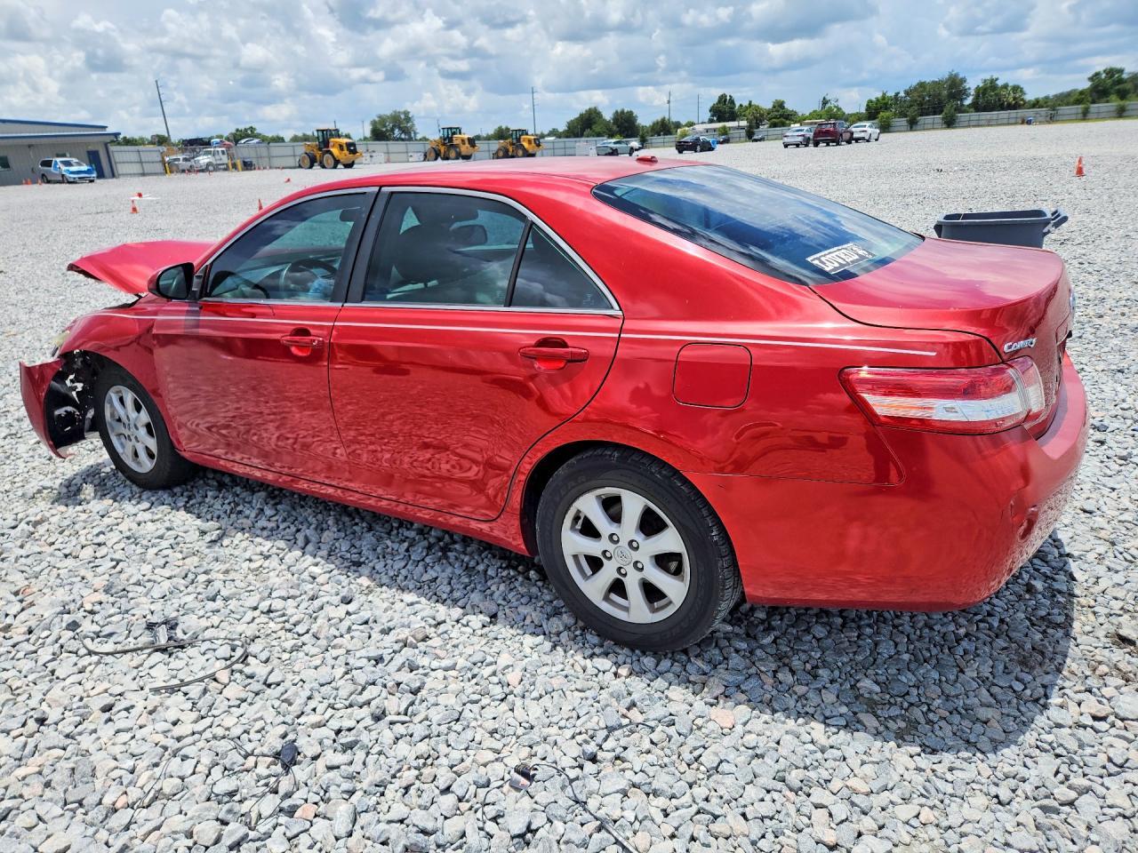 2011 Toyota Camry - Фото 2
