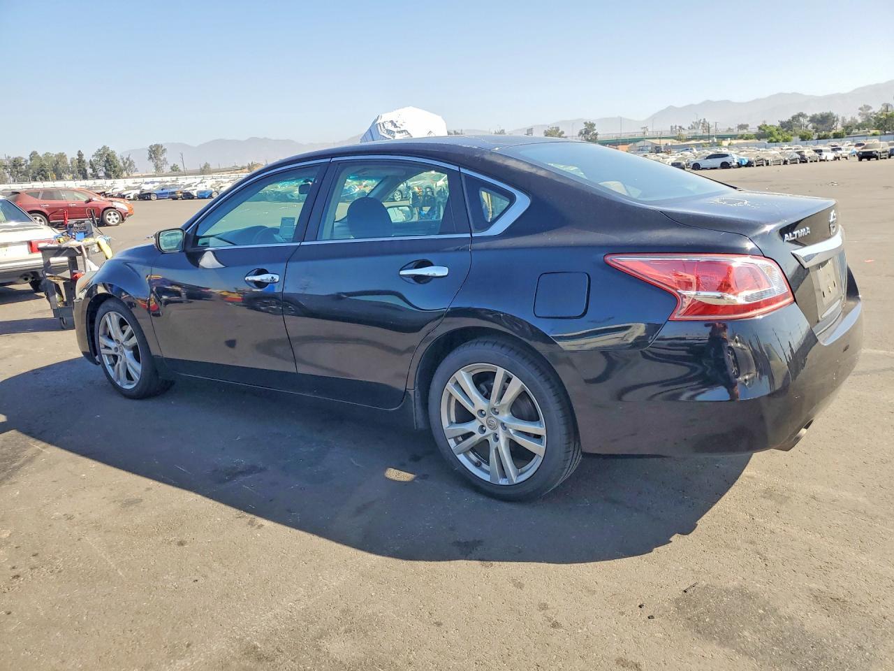 2013 Nissan Altima 3.5 S - Image 2