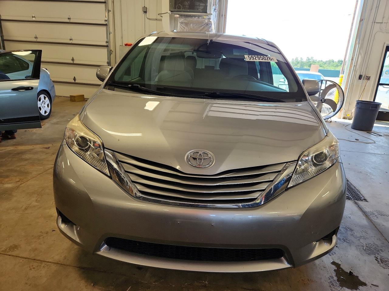 2017 Toyota Sienna Le - Фото 5