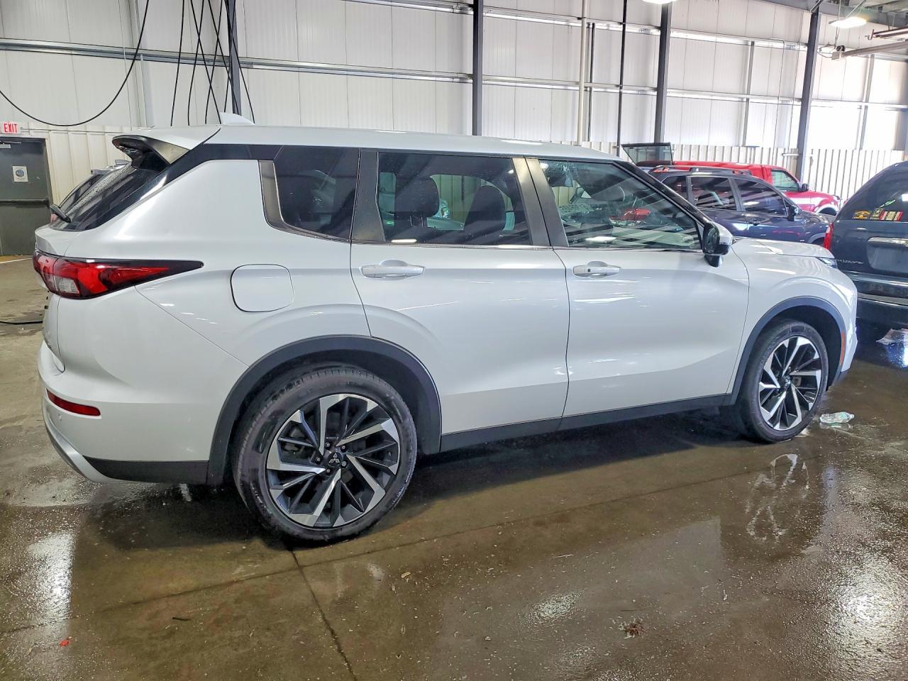 2023 Mitsubishi Outlander Se - Image 3