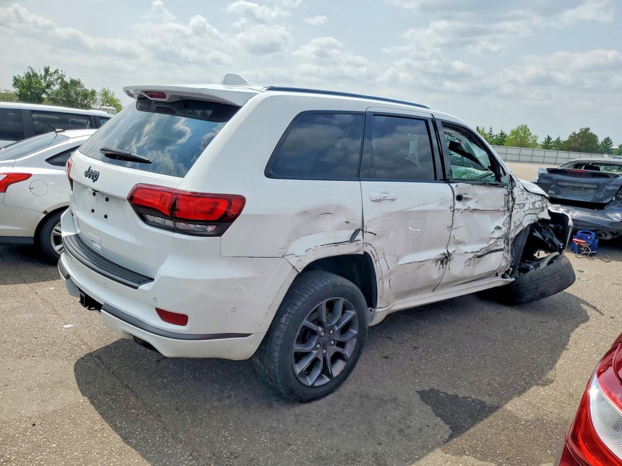 2021 Jeep Grand Cherokee Overland - Фото 3