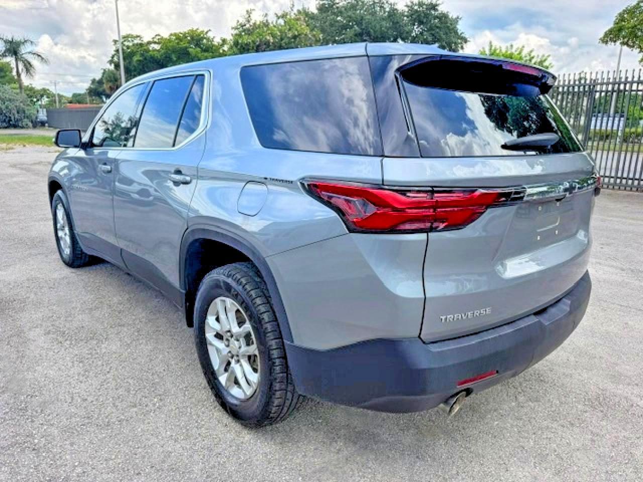 2023 Chevrolet Traverse Ls - Фото 2